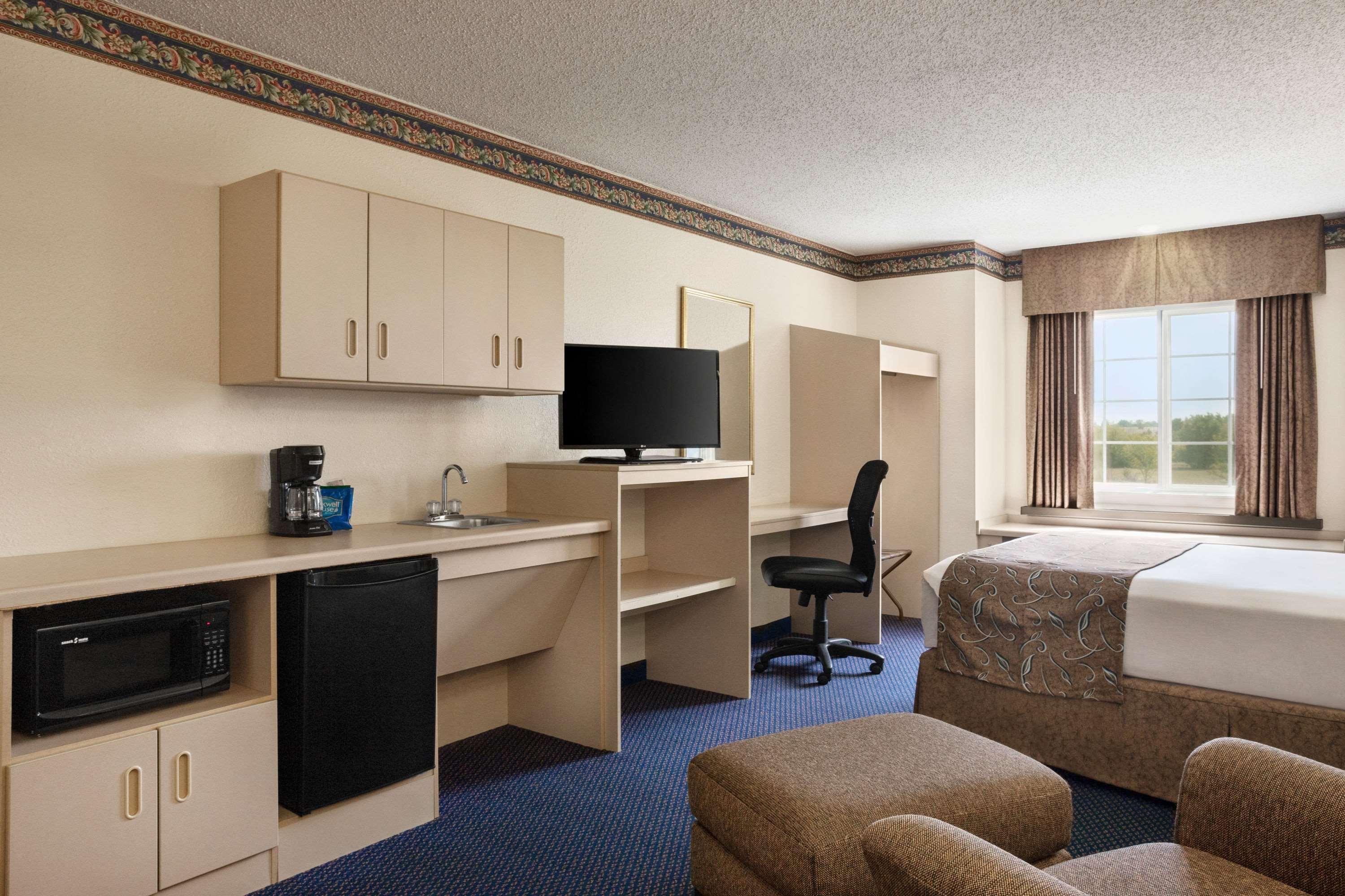 Travelodge By Wyndham Fort Scott Екстериор снимка