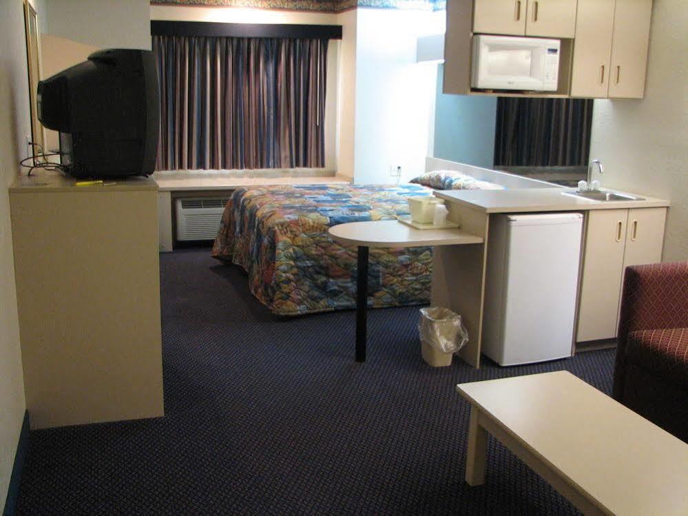 Travelodge By Wyndham Fort Scott Екстериор снимка